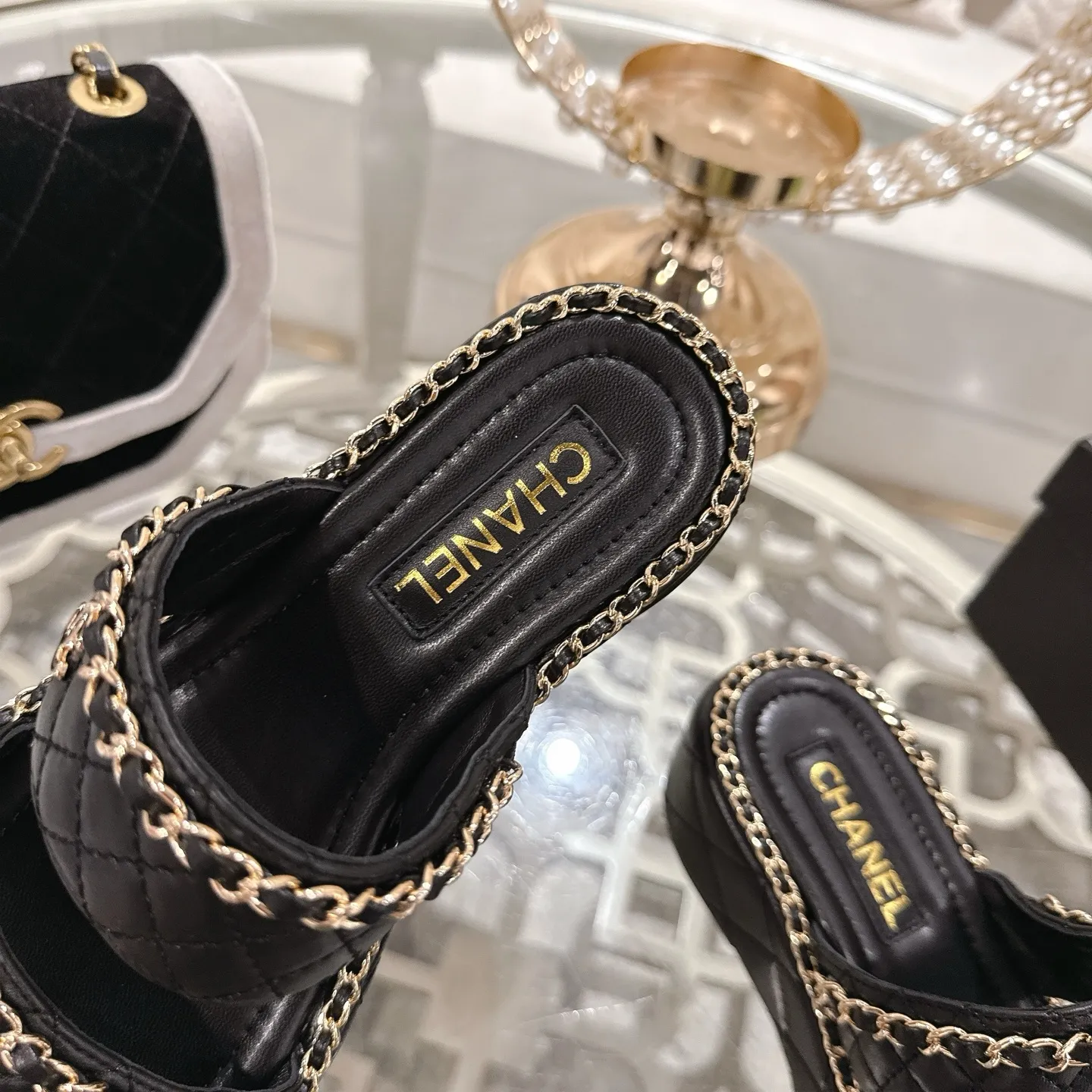 💕💕Factory direct selling price p600💕💕 𝐂𝐇𝐀𝐍𝐄𝐋 | Xiaoxiang 25𝐬𝐬 🦋2025 Spring and Summer New Products Counter Classic Xiaoxiang Double C Diamond Chain Slippers Series New〰 🍬 A must-have in the BS fashion circle The matching will interpret the meticulous, minimalist and classic elements that will never fade away. 💋 Showing a unique dressing style that is too beautiful to say. A must-have for summer... Upper: original high-customized lambskin. Lining: imported mixed sheepskin lining. Outsole: original molded non-slip outsole. Shoe size: 35-39 (34.40.41.42 customization is not returnable).